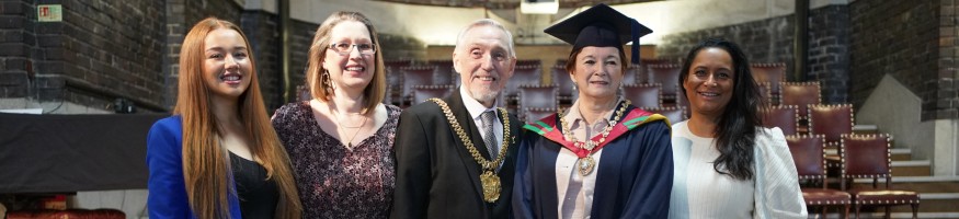 Lady Mayoress Roz Gladden, Lord Mayor Roy Gladden and family.